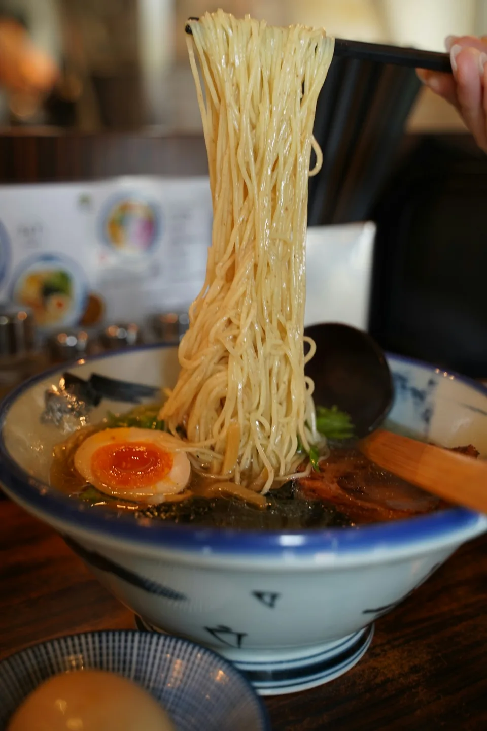 Ramen com macarrão, ovo e acompanhamentos